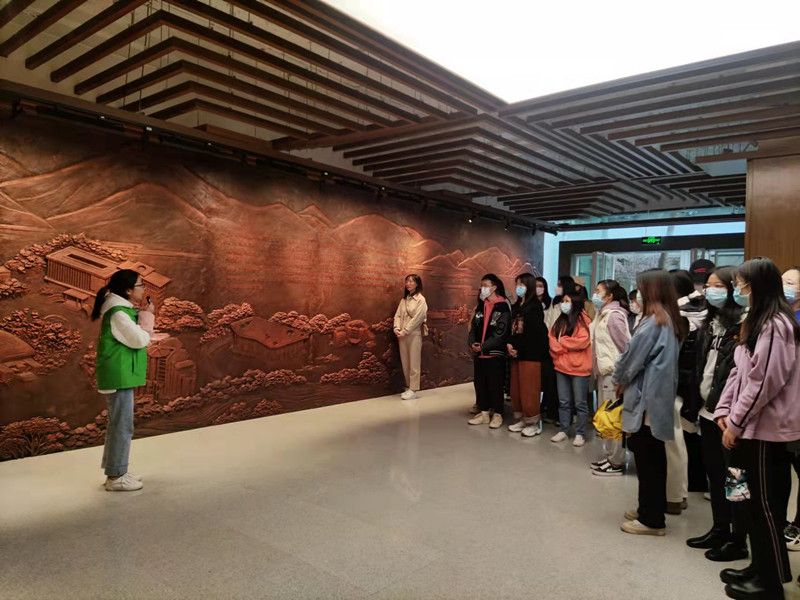 参观校史馆.jpg